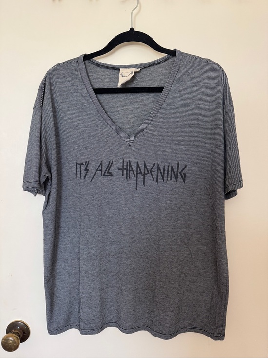 Sea Gypsies Tops - Gray Graphic V-Neck Tee "It's All Happening"